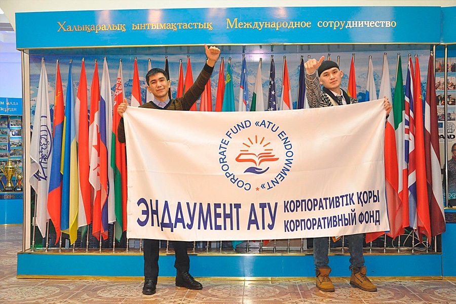 The official flag &quot;Endowment ATU&quot; in the hands of the winners of the startup competition